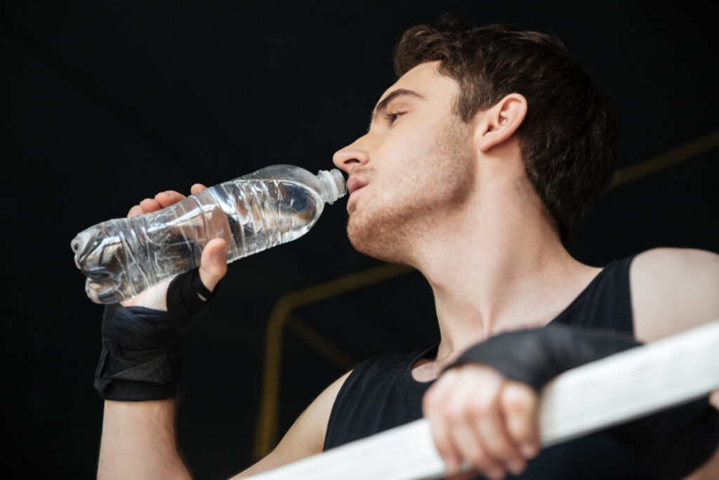 a guy drinkin water in the gym when he bulk properly